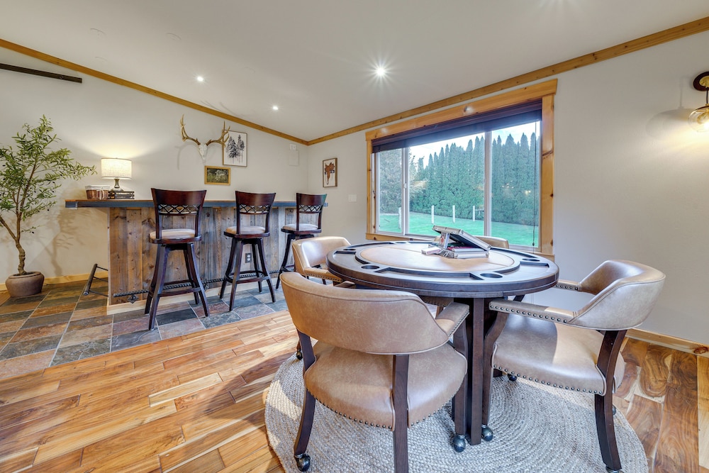 Fire Pit, Chic Deck! Family-friendly Puyallup Home