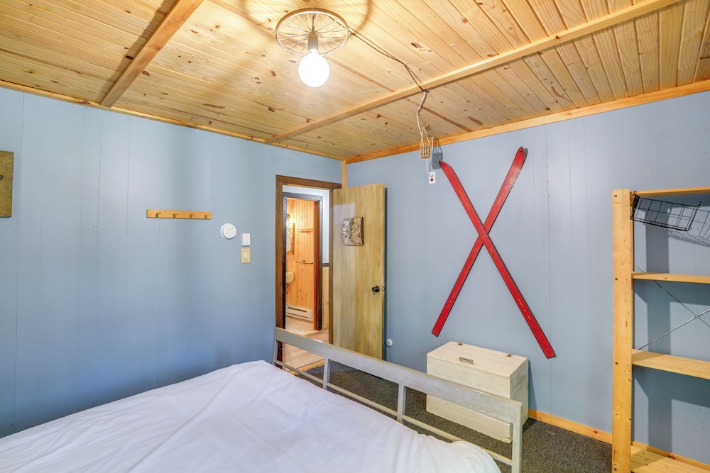 Treehouse Chalet Near Mt. Snow w/ On-site Trails!
