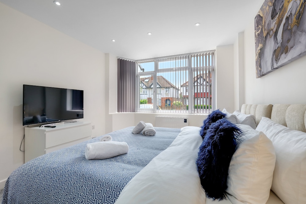 Newly Converted 2BDR 1BA APT in Hounslow