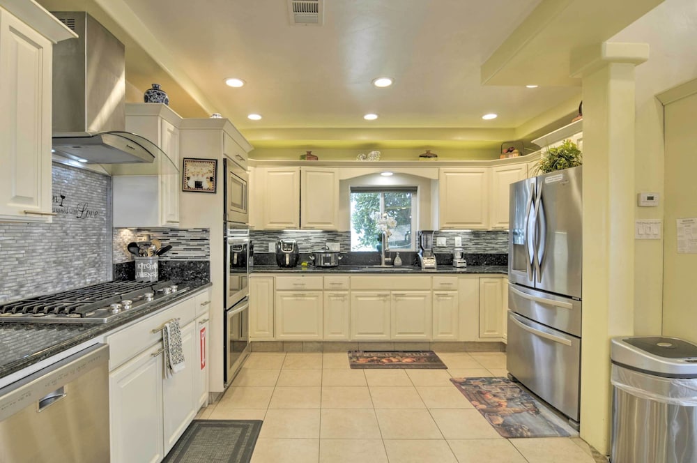 Chic Paradise Home w/ Terrace: 13 Mi to Wineries!