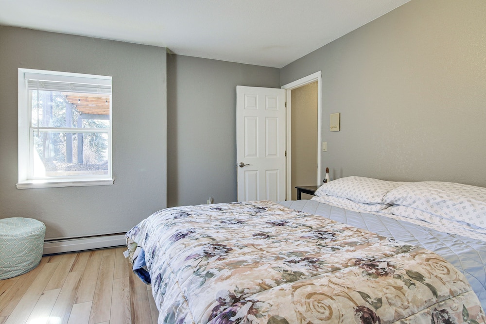 Private Hot Tub, 4 Mi to Usafa: Cozy Apartment!