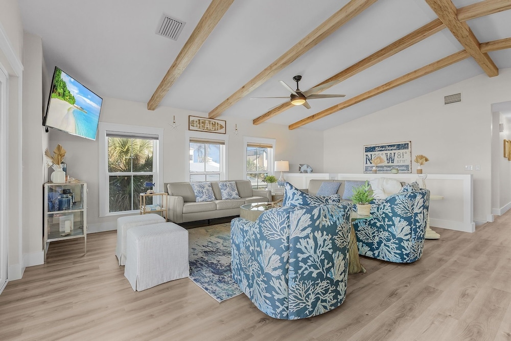 265 Beautiful Canal Front Pool Home 3 Bedroom Home