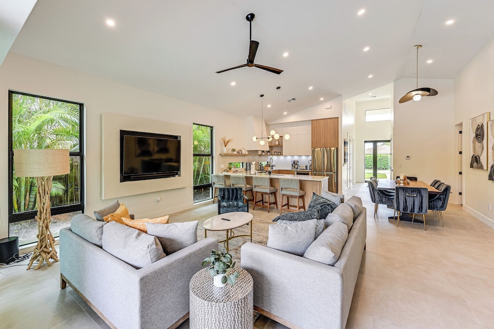 Luxe Outdoor Living: Naples Getaway 2 Mi to Beach!