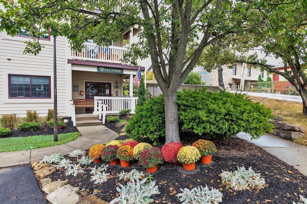 3rd Floor Front Side Corner Penthouse Suite - 304 by Grand Wood Suites