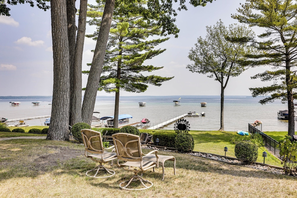 Swim, Fish & Boat: House on Stunning Higgins Lake!