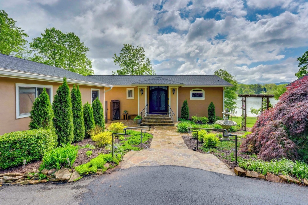 February Perks! Couples Getaway in Hayesville