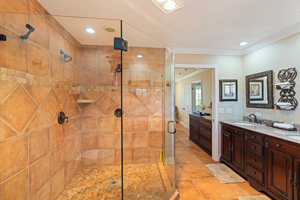 Victorian Manor In Paso Robles Wine Country + Pool, Hot Tub, Firepit, Tennis Court Sleeps 28
