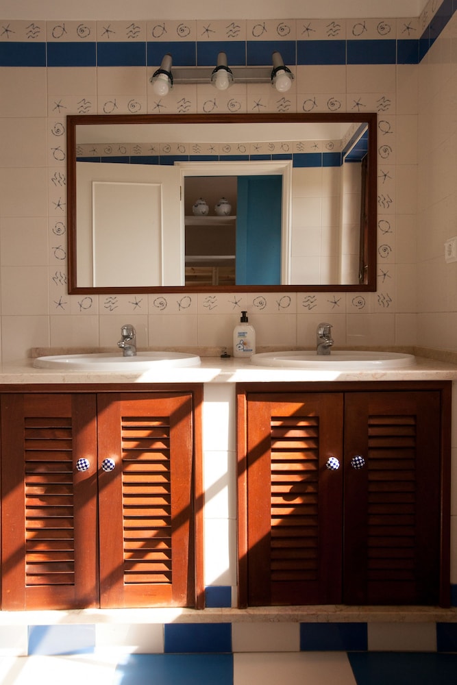 Ericeira Chill Hill Hostel & Private Rooms - Peach Garden
