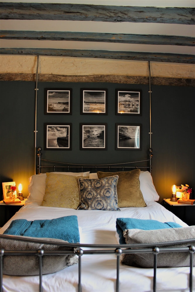 Boutique Fisherman's Grade II Listed Cottage view 3