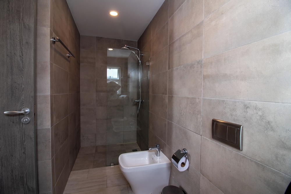 Modern 2BR Apartment - Paseo del Mar