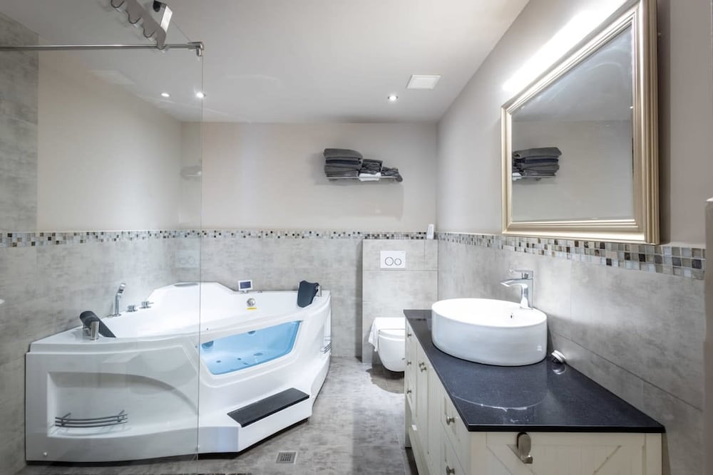 Grand Urban Elegance - City Center Luxury