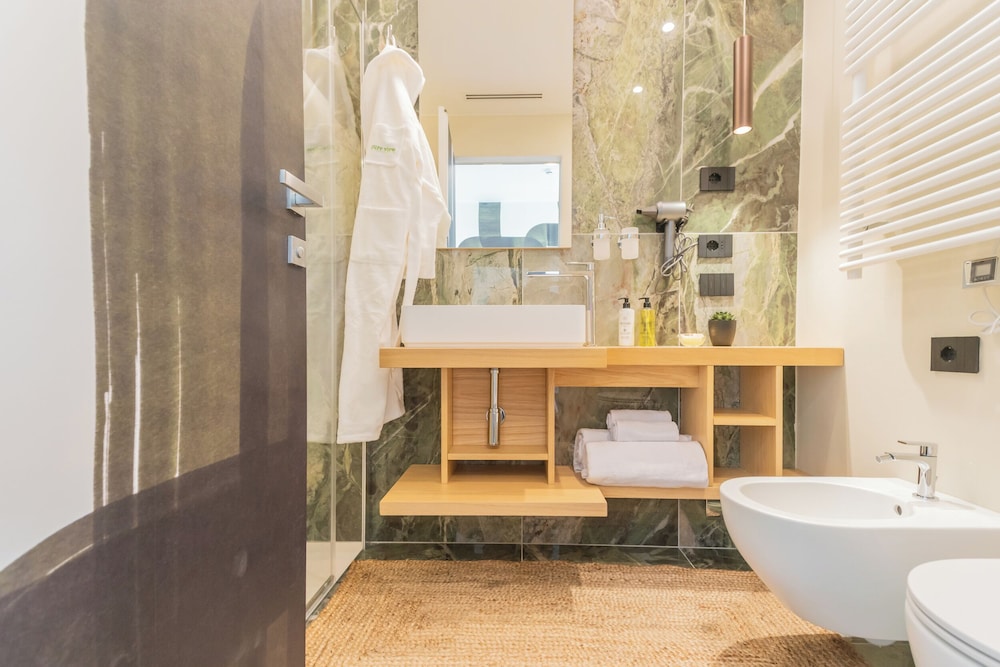 Pureview Luxury Suites, with breakfast & pool by Rent all Como
