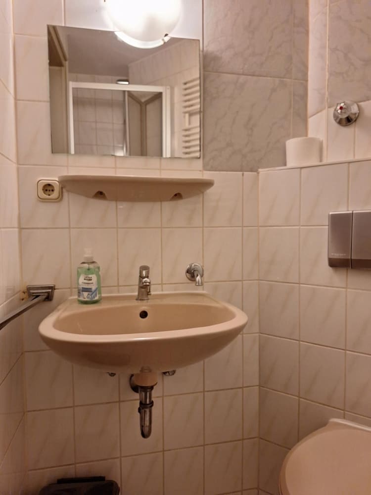 2-Rent Group Hostel Rooms AUB162