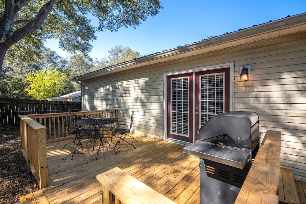 Hot Tub BBQ Retreat Spacious Backyard Pet-friendly