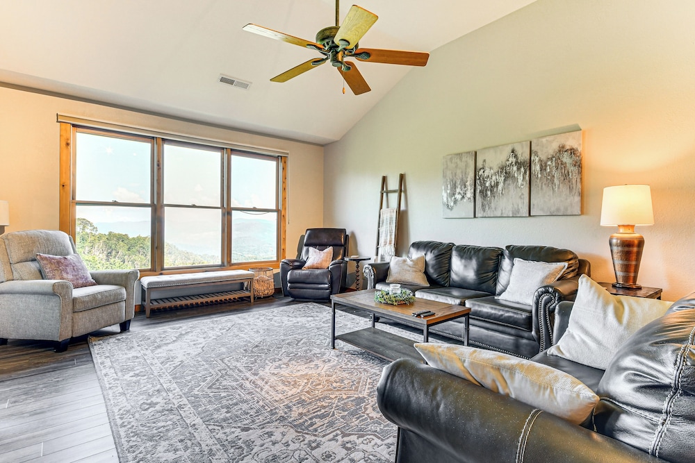 Condo w/ Private Balcony 6 Mi to Pisgah NF!