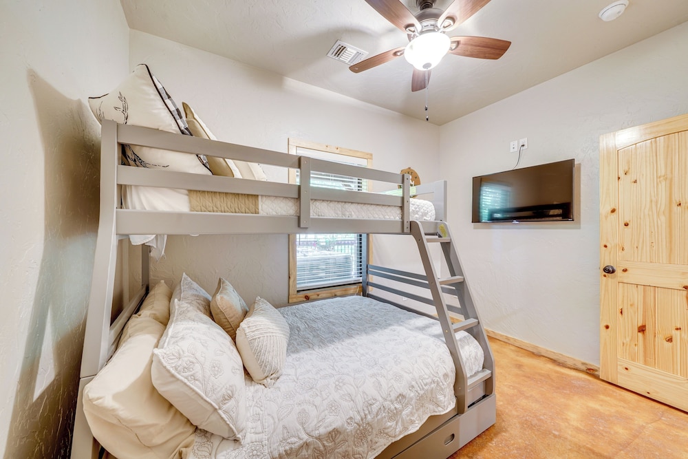 Walk to Restaurants: Hot Tub Haven in Broken Bow!