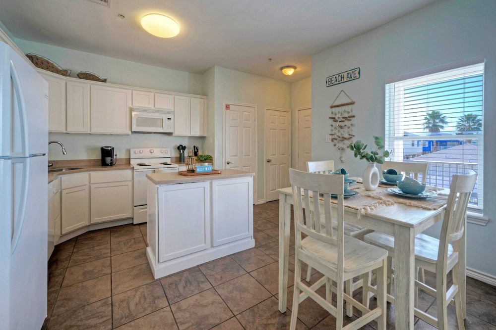 9 Costa Bahia Condos Sleeps 48 + Pool Minutes to the Beach