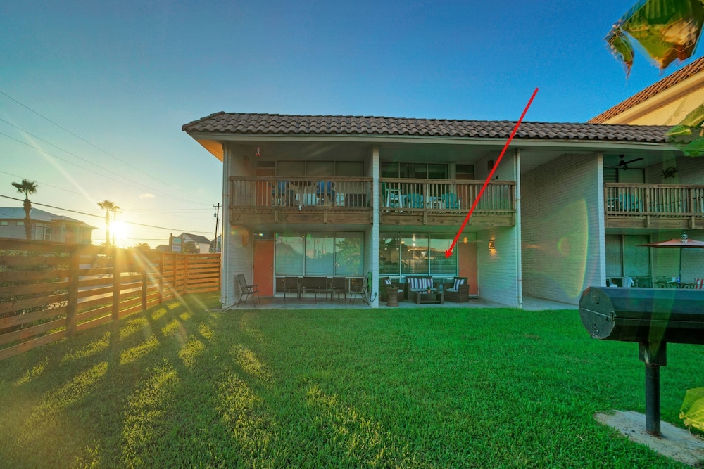 Tropical Haven by Avantstay 4min Walk to Beach Pool Remodeled Interior