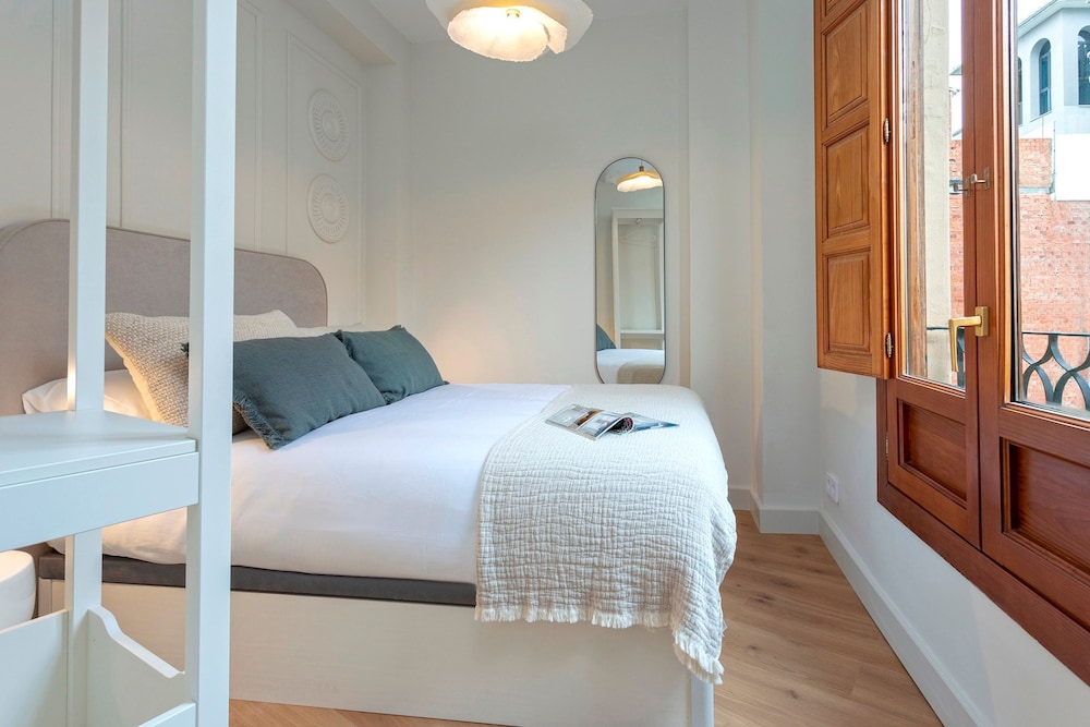 Elegant Stay in Historic Granada Bib Rambla IV