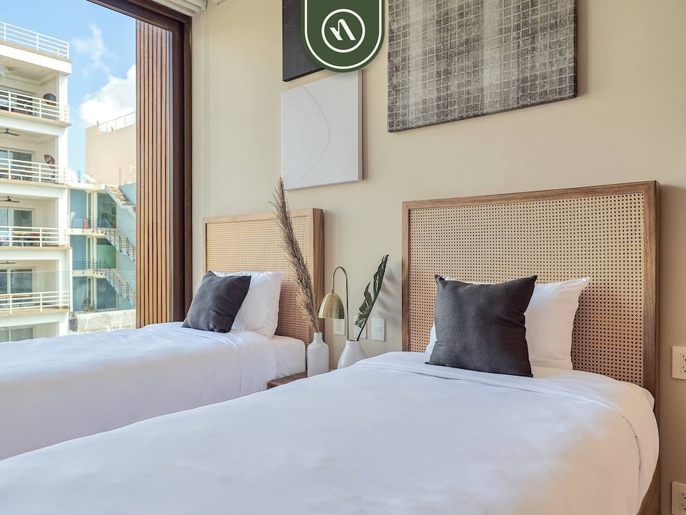 Luxury 4BR Oceanfront Condo - Private Beach - Pool