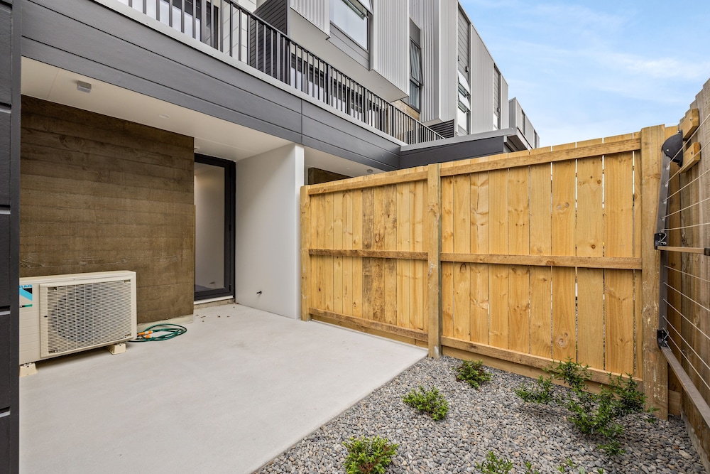 New Central Stay Near CHCH's Best