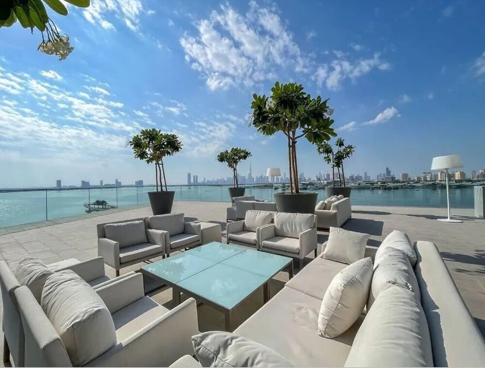 Aya - Elegant 1BR Apartment With Balcony and Creek Views photo 2