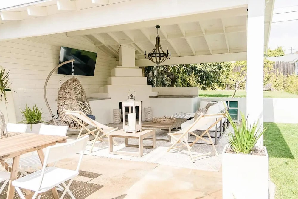 Stunning Beach Hideaway w Luxury Outdoor Living