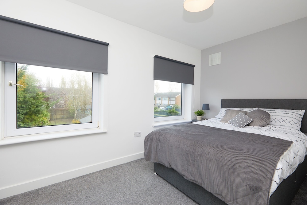 2 Bed Derby House- Parking - Rolls Royce