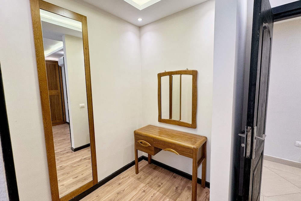 Calm & Classy 2BR - 5 min to Airport