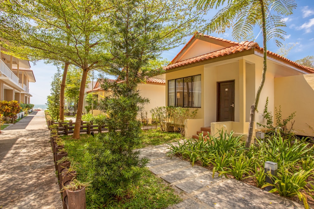 Hotel Camar Resort Langkawi - Image 1