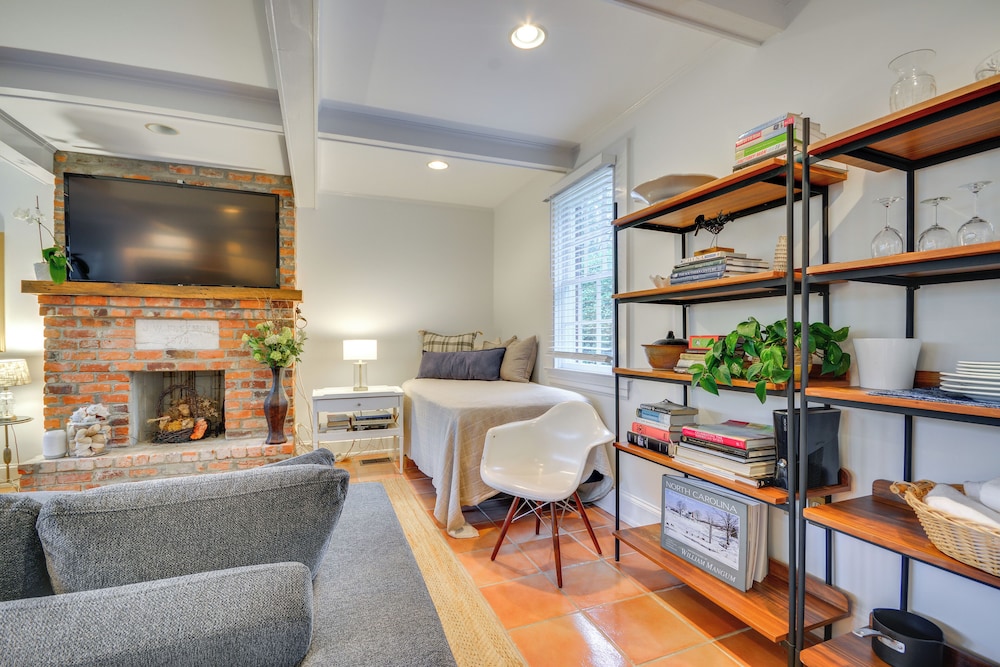 Walk to Main St: Historic High Point Carriage Home