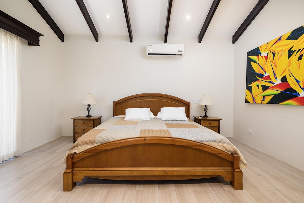 Freshly Updated 3BR With Pool Walk to the Beach Casa Luz de Luna