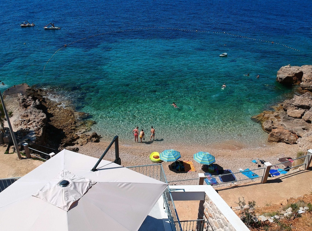 Sunlit Shores Beach Villa With Pool, Gym and Sauna