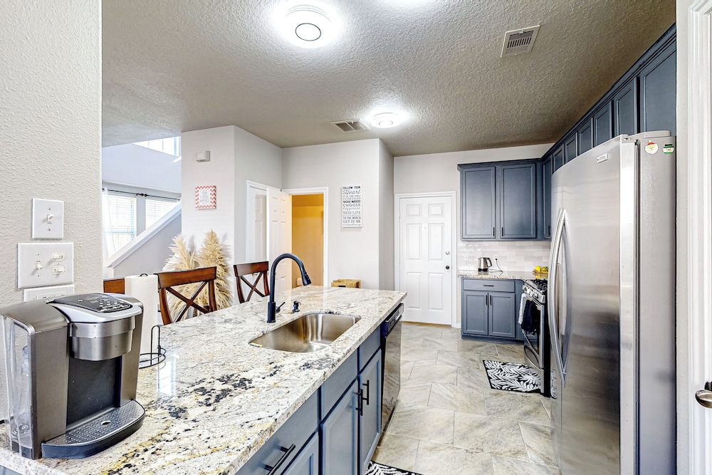 3BR w/ Yard, Updated Interior w/ A/C & W&D