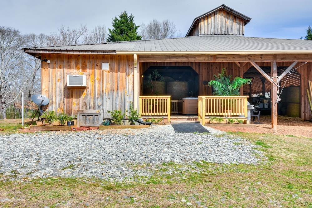 Clarkesville 'rustic Hideaway' on 38-acre Farm! view 5