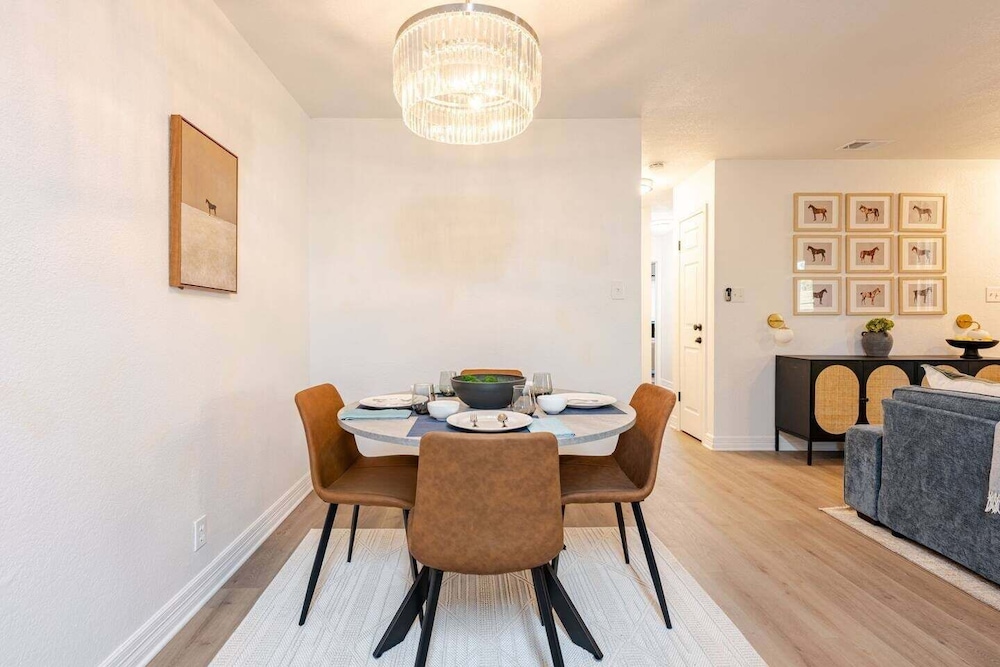 Modern 3br Townhouse Near Brushy Creek 3 Bedroom Duplex