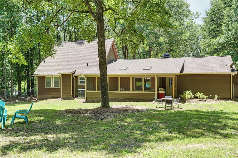 < 2 Mi to Dtwn Alpharetta: Home w/ Screened Porch!