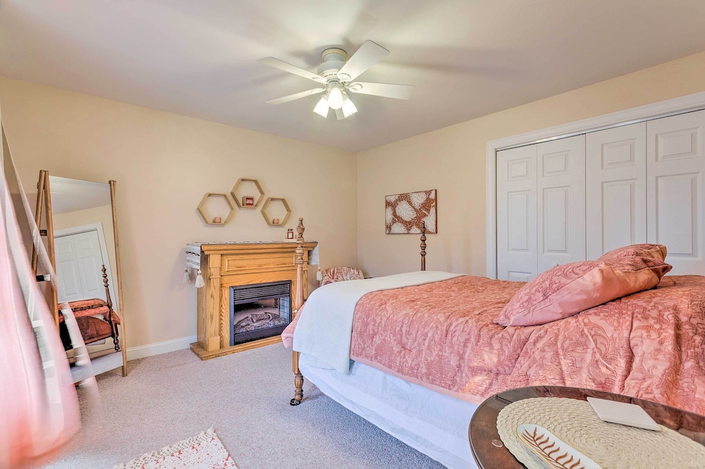 South Kingstown Vacation Rental: 2 Mi to Beach!