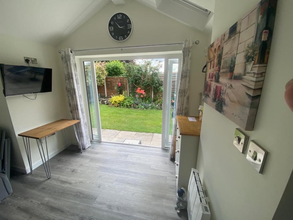 Modern Detached Bungalow view 4