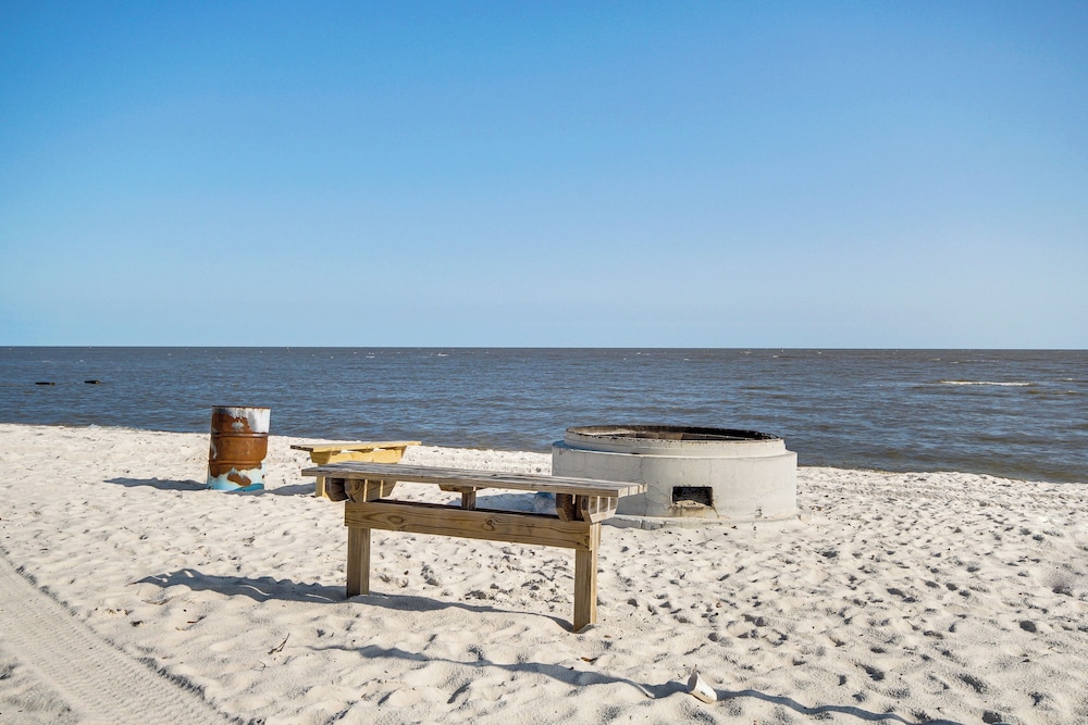 Walk to Gulf Coast: Biloxi Condo w/ Pool Access