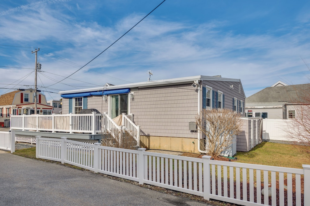 Near Beaches & Waterfront Dining: Home in Hampton!