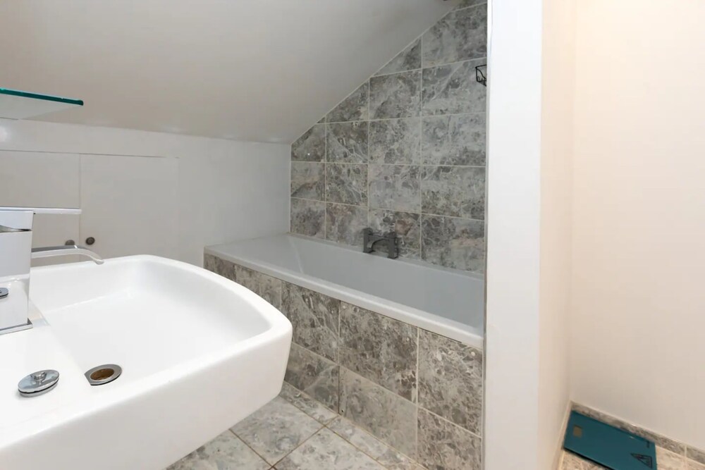 Spacious and Bright 2 Bedroom Flat in Maida Vale