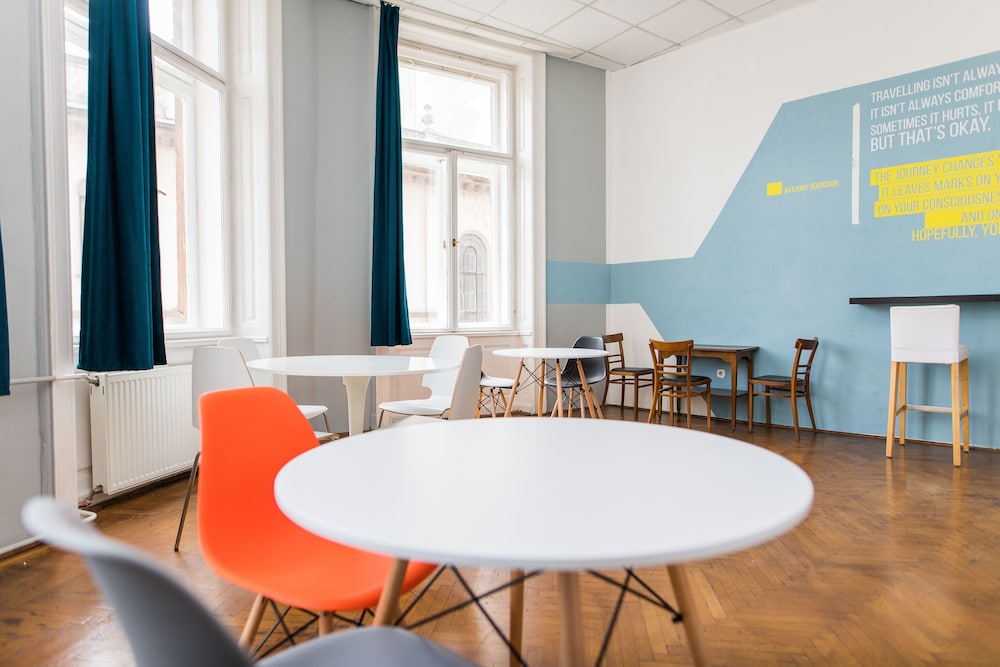 2B Hostel & Rooms