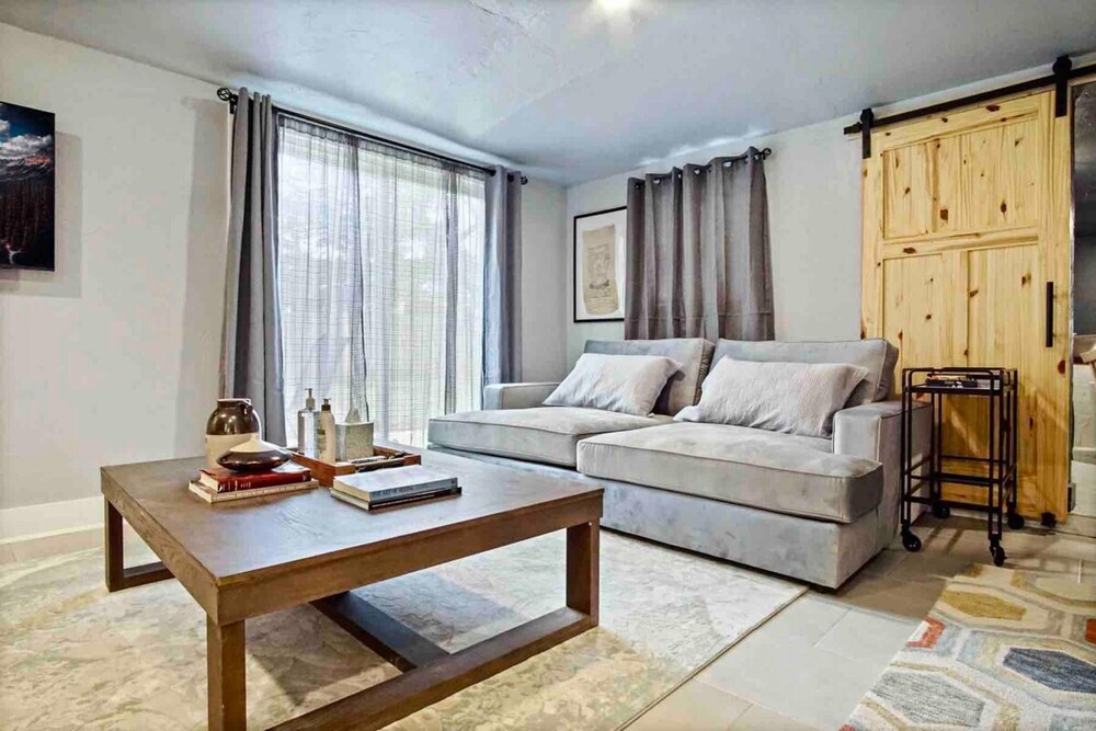 Oklahoma City Vacations - 3-story 6-bedroom 4 Bathrooms 3min-asian Dist - Property Image 9