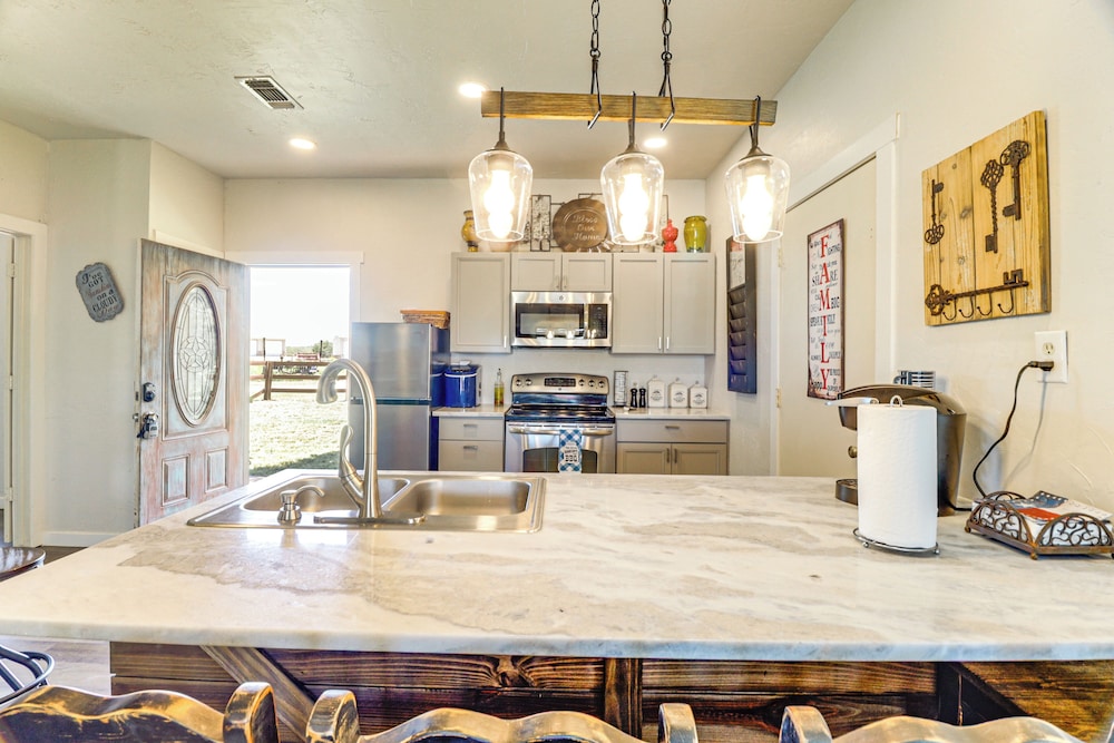 1 Mi to Lake: Pet-friendly Cabin in Strawn