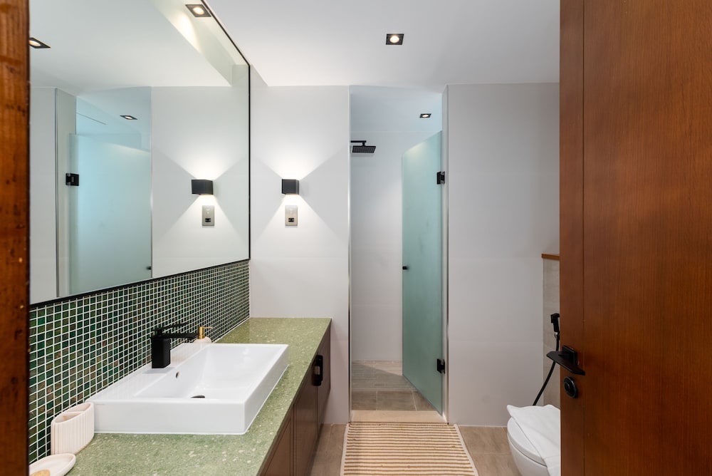 Modern 3BR Maid at the Palm w Pool and Gym