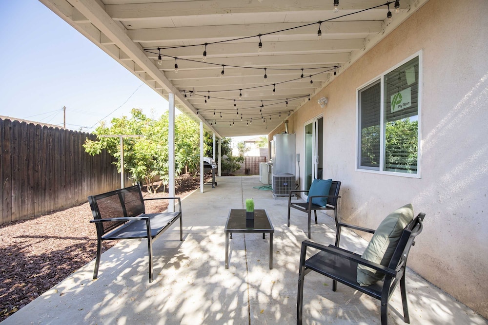 Elegant Retreat Modern Comforts Prime Location