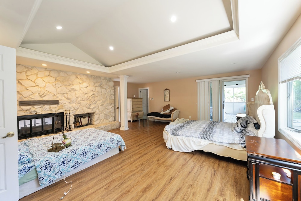 LUXURY BAY SHORE HOME