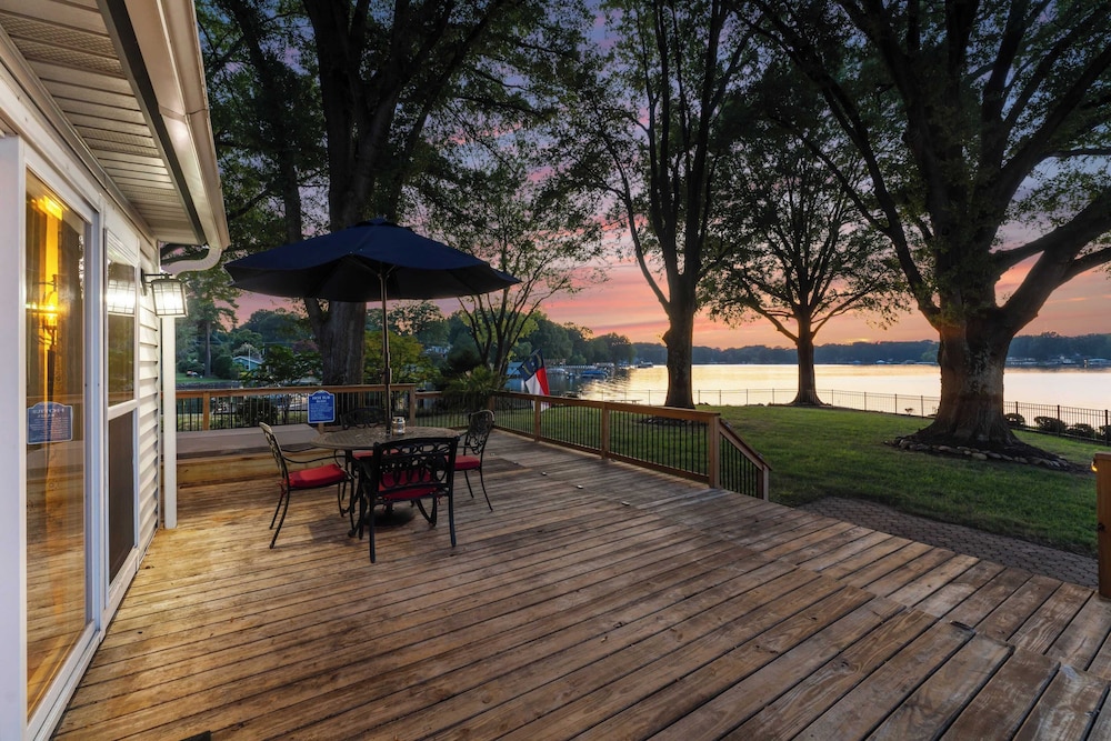Lakefront Home w/ Dock, Game Room & Hot Tub Ponderosa Peninsula by Avantstay