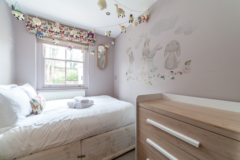 Beautiful & Spacious Flat with Patio